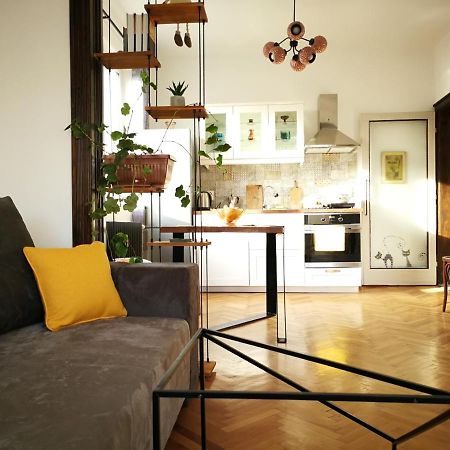 Sunny Downtown Apartment For 4 소피아 외부 사진